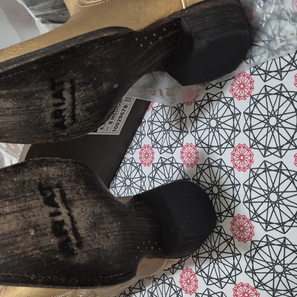 only wore once in my place. These boots dont even have a crease - Picture 2 of 3